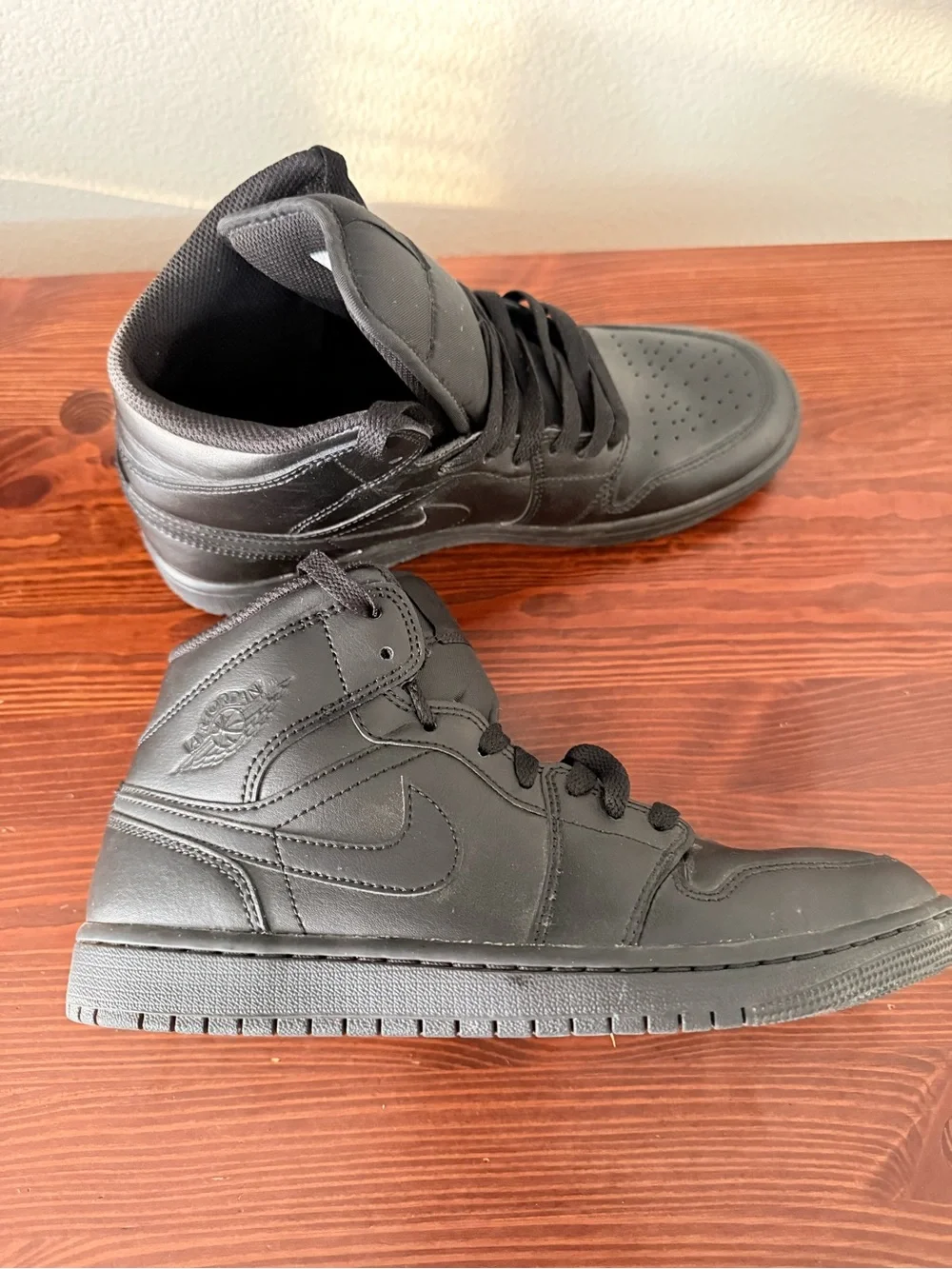Nike Air Jordan 1 Mid Triple Black